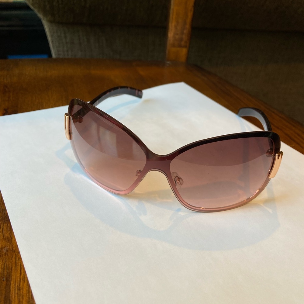 Elegant Pink Sunglasses